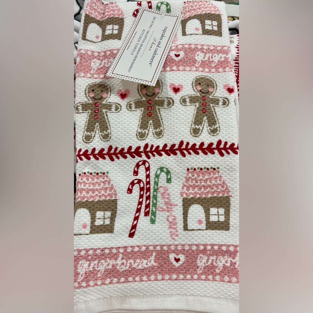 Christmas Cupcakes & Cashmere PINK Gingerbread 🩷🎄2pk Kitchen Towels NWT